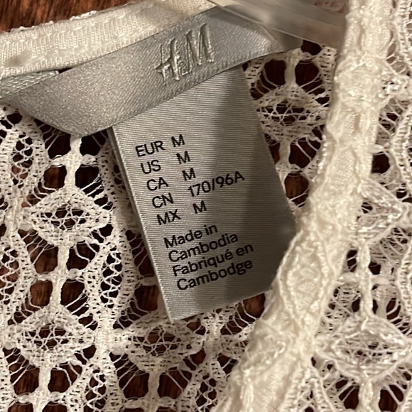 H & M white top. Medium. So nice! Worn twice. Perfect condition. - Picture 9 of 9